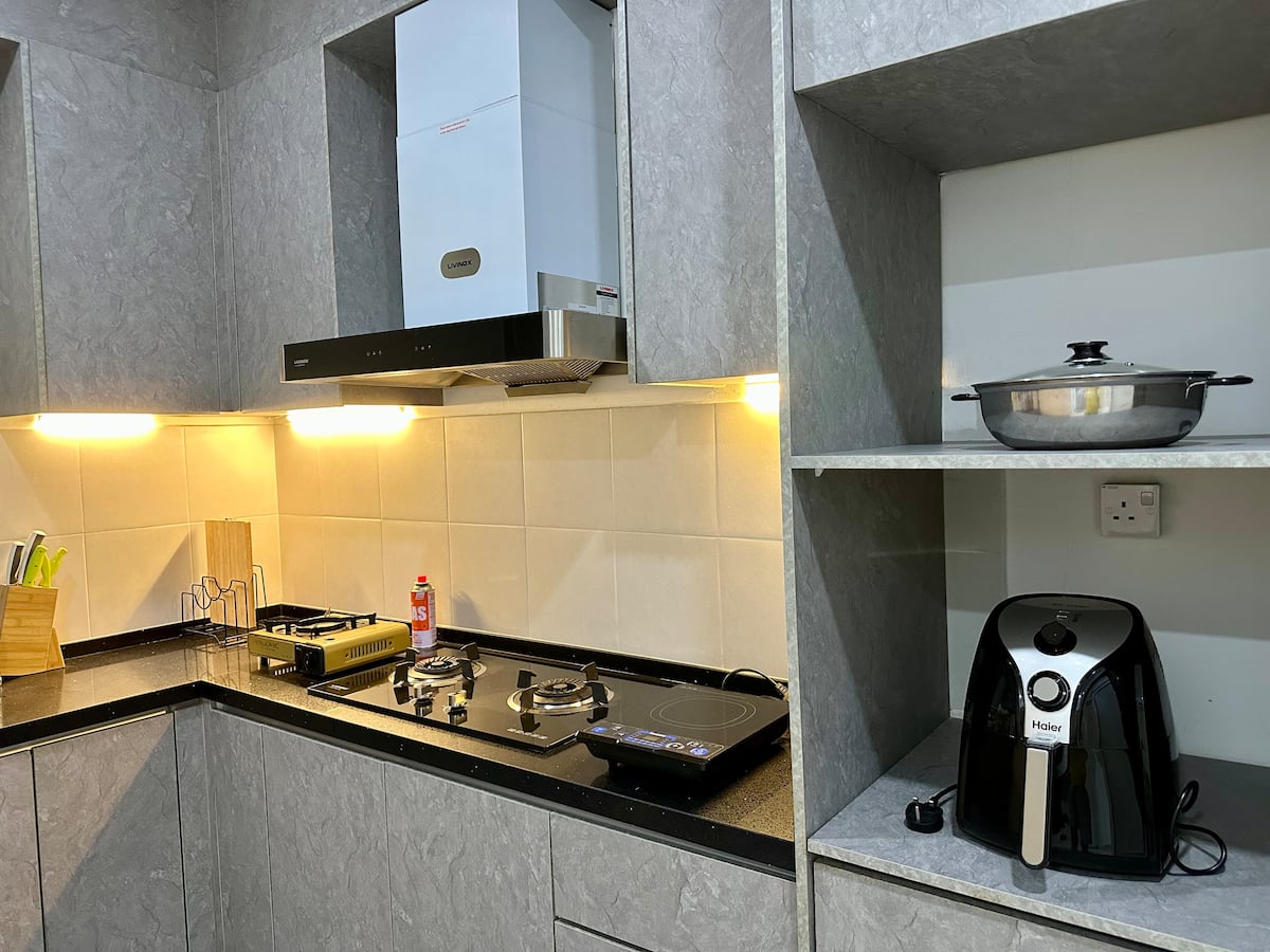 Kitchen shelf with an air fryer and an induction cooker